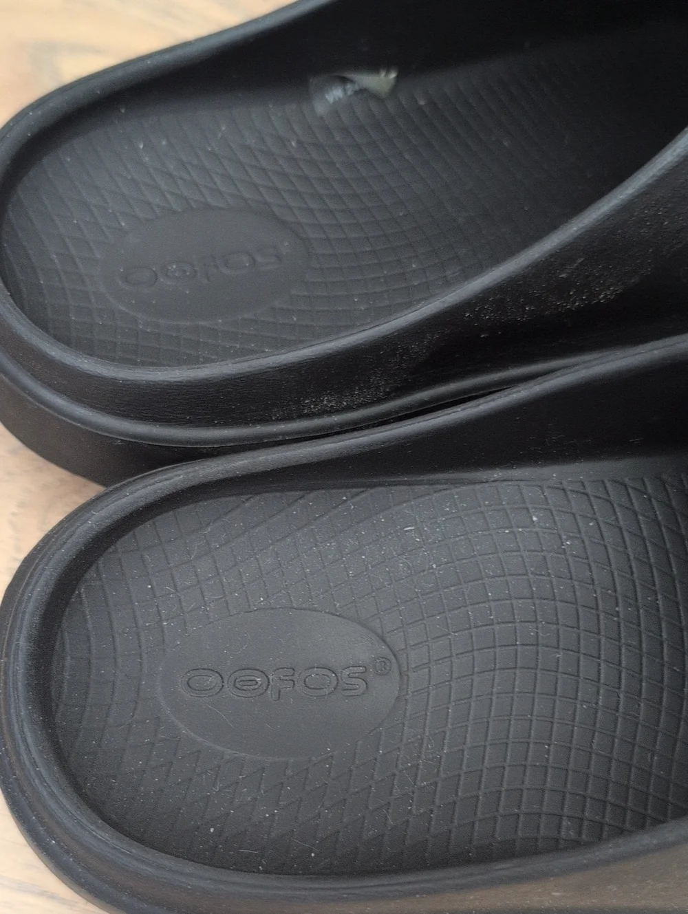 OOFOS Men's Black Slip-On Recovery Clogs Size M 8 W 10 EU41